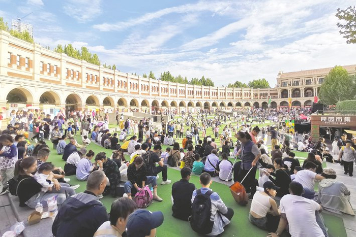 10月4日，中秋国庆假期，市民和游客在天津五大道游玩。中新社记者佟郁 摄