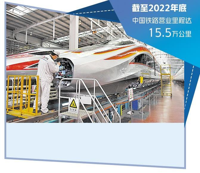 中车青岛四方机车车辆股份有限公司，一名技术人员在查看“复兴号”智能动车组。　　新华社记者 李紫恒摄