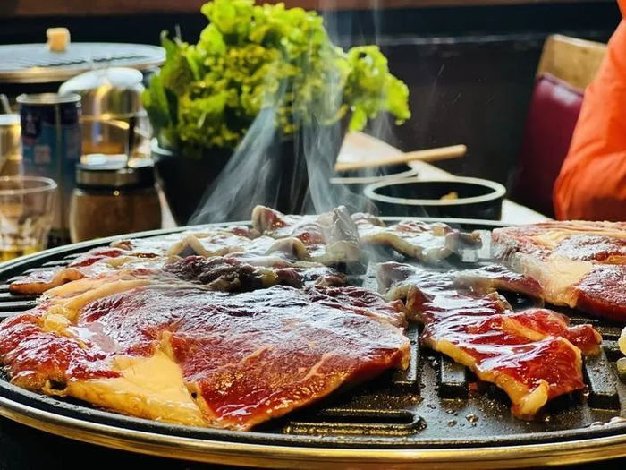 这是齐齐哈尔一家烤肉店里顾客正在烤制的大片肉。组图均由新华每日电讯记者 张玥 摄