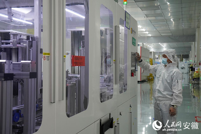 中环低碳新能源生产车间内，工作人员正在作业。人民网记者 陈若天摄