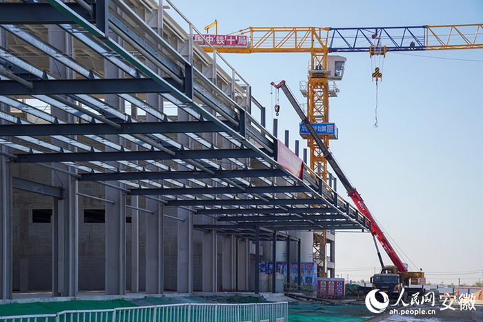新桥智能电动汽车产业园二期电驱动厂房正加紧施工。人民网记者 陈若天摄