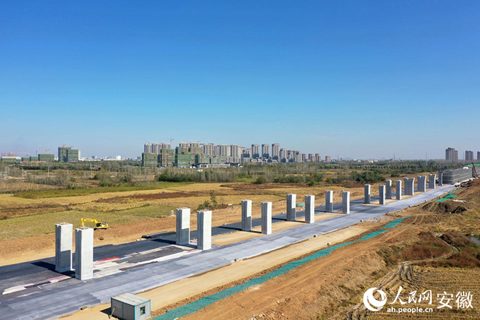 合肥新桥机场S1线寿县段施工现场。人民网记者 陈若天摄