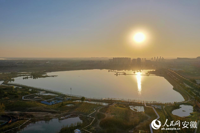 傍晚，正向湿地公园“变身”的淮南西部采煤沉陷区美不胜收。人民网记者 陈若天摄