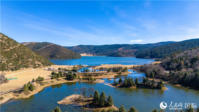 　　初冬的属都湖。人民网记者 虎遵会摄