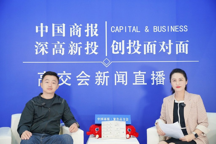 深圳倍声声学科技有限公司创始人李梁（左）。（龙飘飘/图）