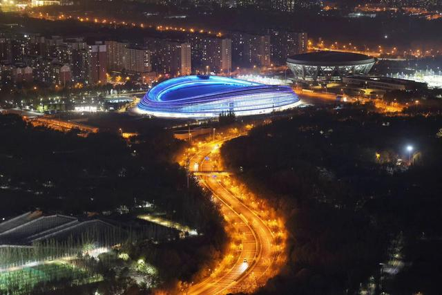 灯光节覆盖奥林匹克中心区、大望京商务区、CBD商务区等地，图为夜色下流光溢彩的国家速滑馆“冰丝带”。新京报记者 王飞 摄