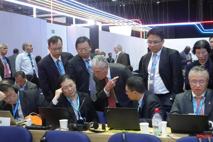 与会专家在会议间隙开展交流讨论