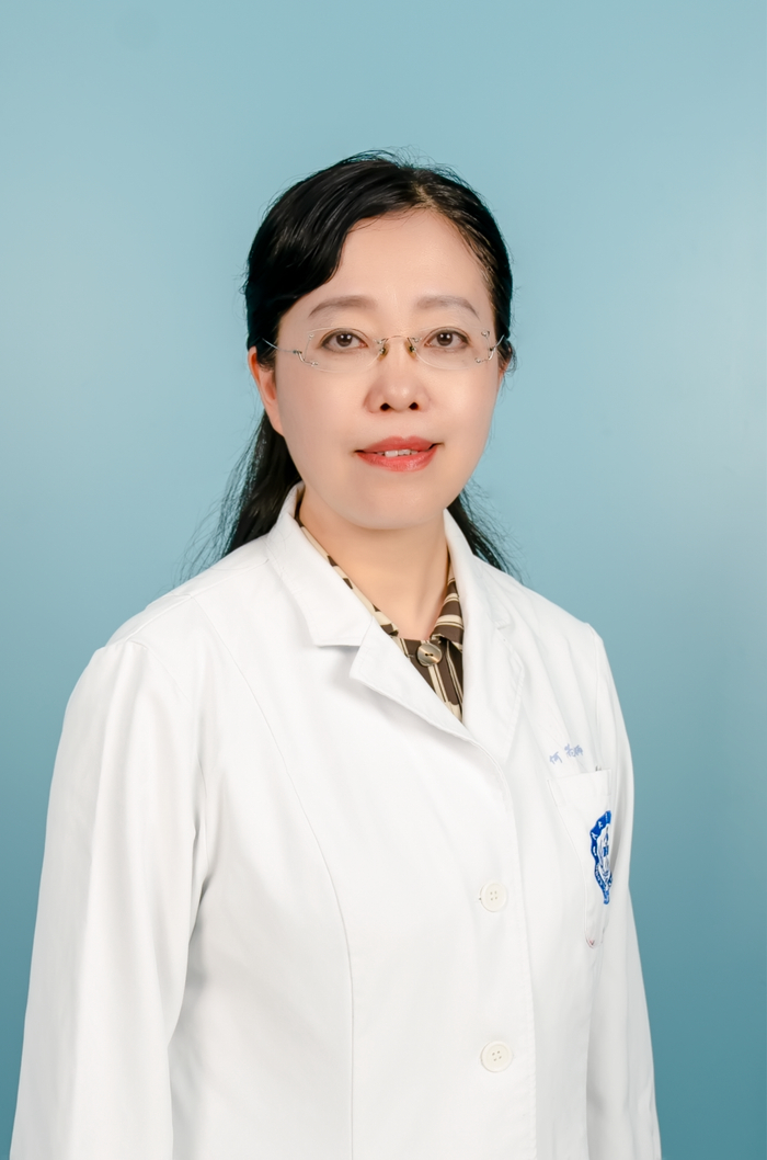 ▲四川大学华西医院眼科主任医师、博士研究生导师何为民