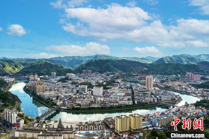 新晃侗族自治县县城。　　　米婕僡 摄