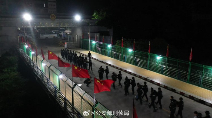 10月14日2349名电信网络诈骗犯罪嫌疑人被移交中方。    图据公安部刑侦局官方微博