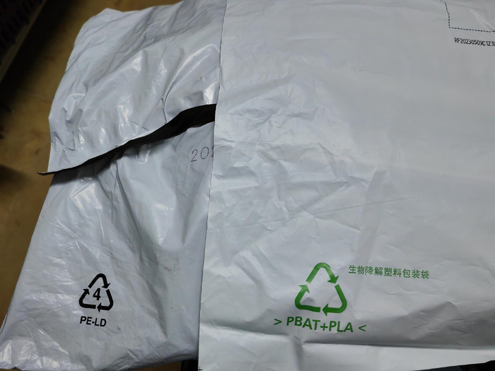 上为可降解环保包装袋,下为不可降解塑料包装袋.记者 王小畅 摄