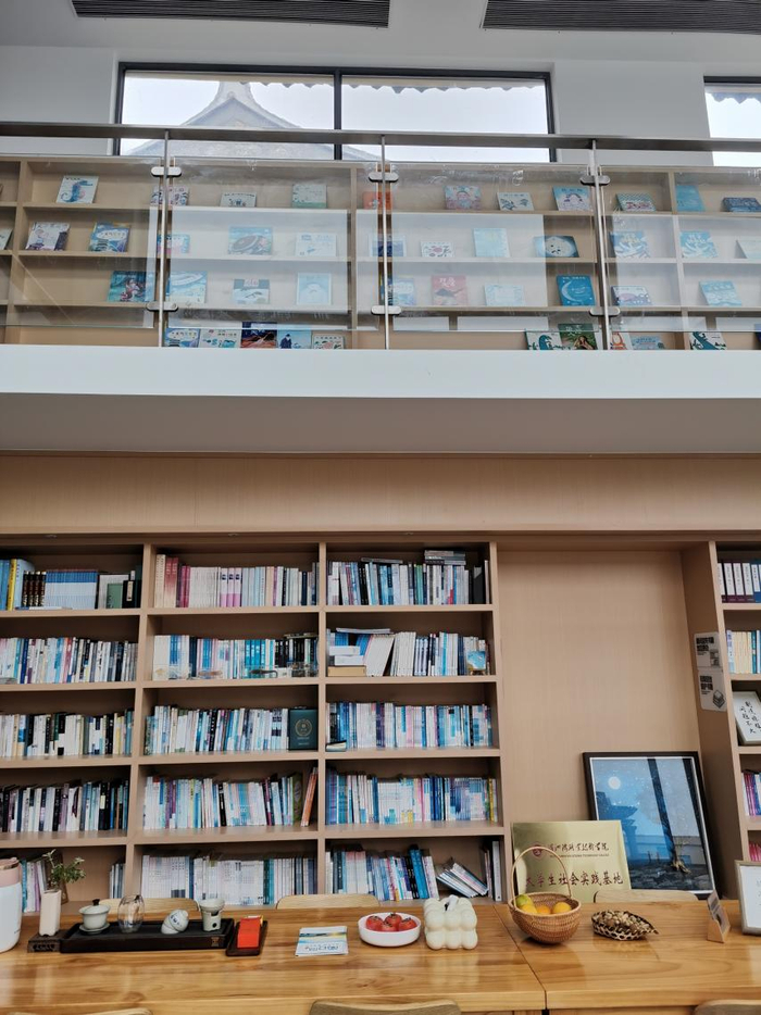 图为民宿里的农家书屋