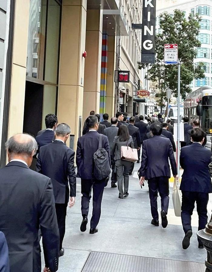 日本政府代表团步行前往会谈地点 图自日媒读卖新闻