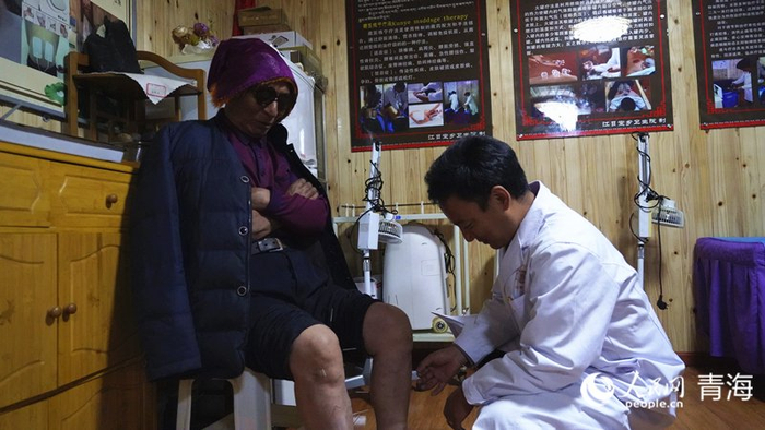 藏医更乐正在给牧民谢尖针灸.人民网记者 杨启红摄