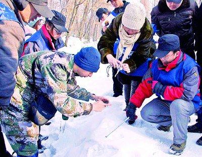 东北亚生物多样性研究中心动物多样性团队负责人姜广顺（右）带领学生测量雪地里的动物足迹。资料图片