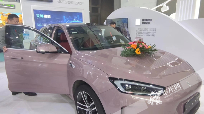 观众体验问界M5。华龙网记者 梁浩楠 摄