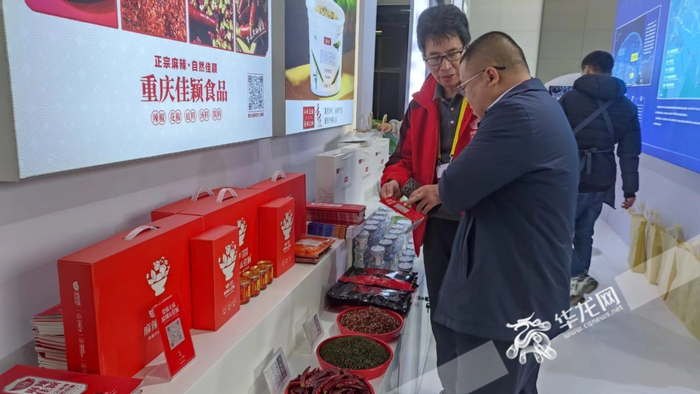 工作人员向观众介绍火锅产品。华龙网记者 梁浩楠 摄