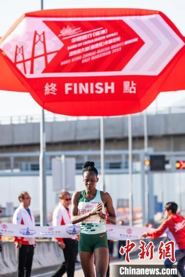 图为乌干达选手Sarah Chelangat获得挑战组女子冠军。中新网记者 侯宇 摄