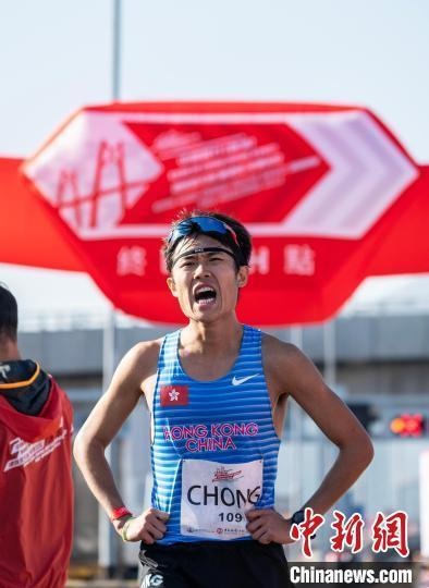 图为中国香港选手庄司晹完成挑战组男子比赛。中新网记者 侯宇 摄