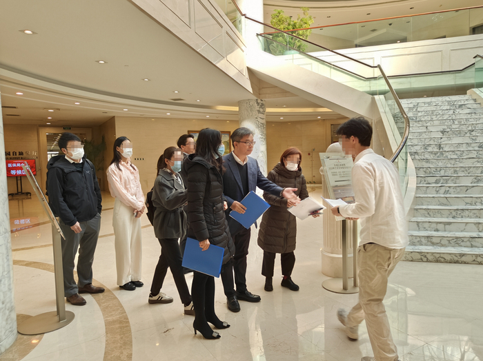 12点半，黄彬再次入场谈判 财联社记者摄