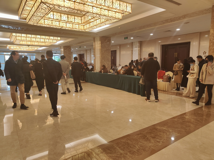 谈判还未开始，等待区已经有较多代表 财联社记者摄