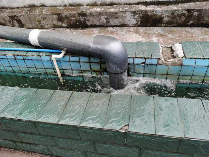 　　9月13日，习水县农特产品工业园区污水处理厂内，污水经过处理达标后排放。新华社记者齐健 摄