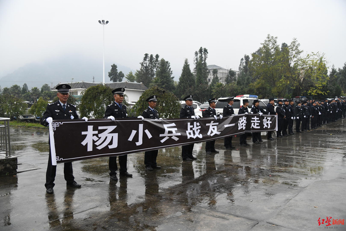 ▲冕宁县公安局民辅警送别杨小兵