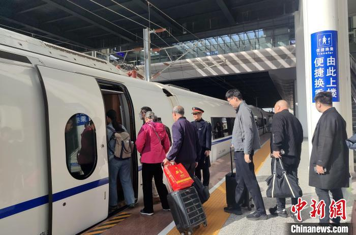 图为旅客正在庐山站有序排队上车.岳婷 摄