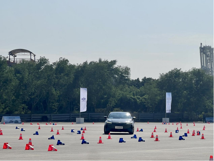 专业底盘调校让长安启源操控更精准。华龙网 张世钊 摄