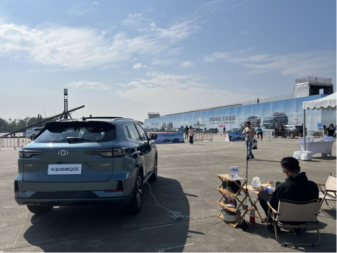 长安启源Q05提供3.3kW外放电功能。华龙网 张世钊 摄