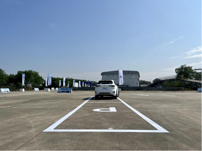 APA5.0强大的一键循迹倒车让新手变“老司机”。华龙网 张世钊 摄