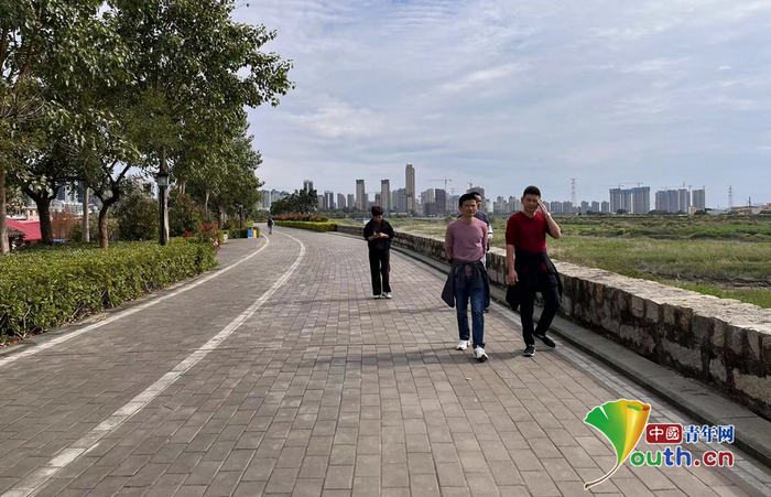 游人结伴行走在木兰溪“十里风光带”。中国青年网记者　秦亮　摄