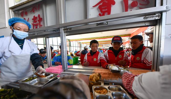 当雄县中学的学生在学校食堂打午饭(11月10日摄)