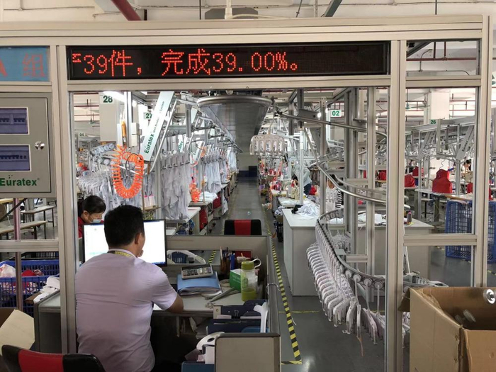 近年来，虎门服装企业以智能制造为切入点，推进生产端的智能化。程浩 摄