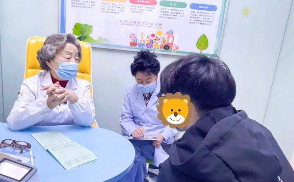 图3：沃乐柳教授同上海童医医生联合问诊
