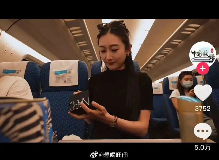 此前有关高铁能不能化妆的争议，图源微博@想喝旺仔I