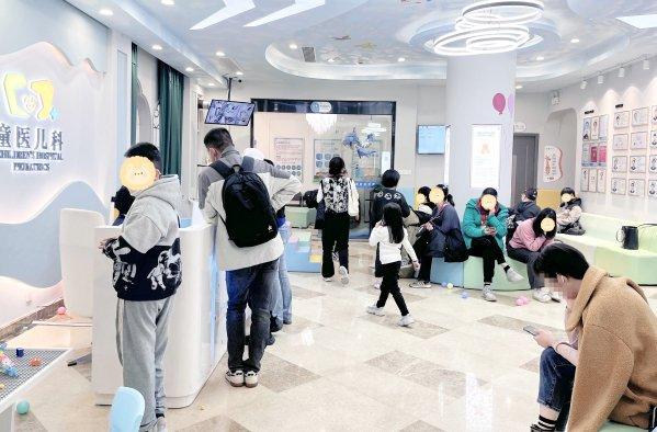 图4：“名医工作室”授牌当天上海童医就诊区人流