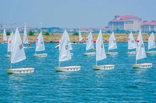 蔚蓝海岸帆船。