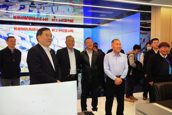 图为包信和院士等在晋南钢铁集团调研“钢焦化氢”一体化发展情况。