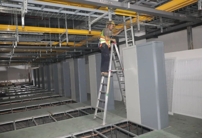 鹰硕华南数据谷项目正在进行机柜安装前的施工。