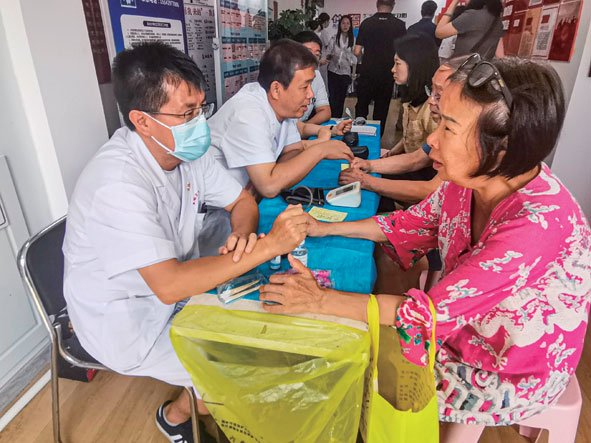 社区医生在为居民看诊.新华每日电讯记者刘艺淳摄