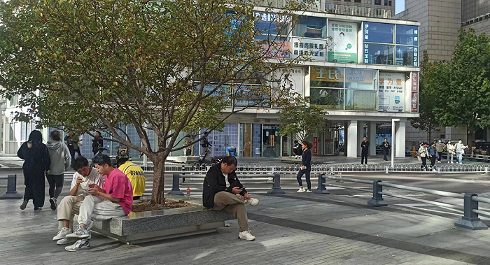 图 | 建外SOHO外看起来闲散的人，很可能就是助贷员在寻找客户