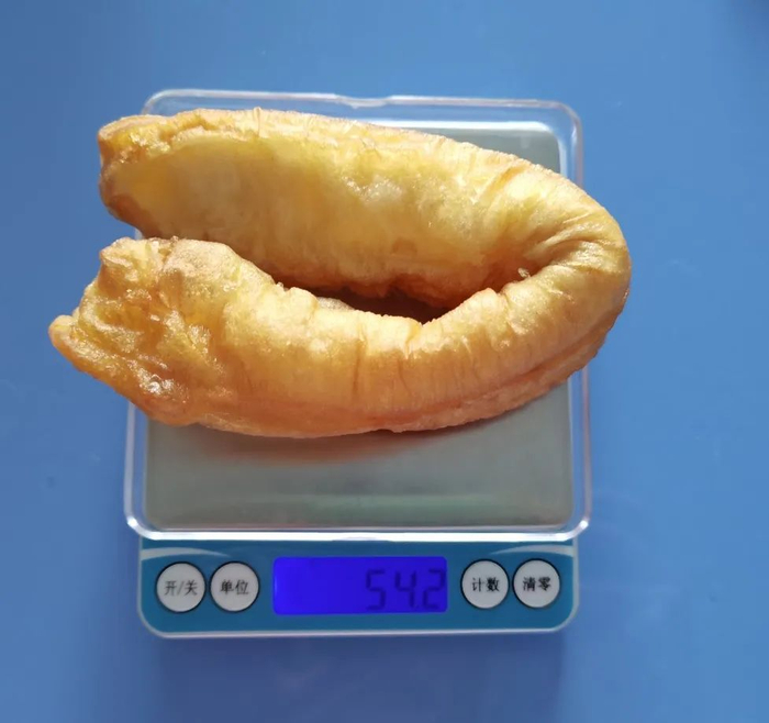 半根油条约 50 克。图片来源：薛庆鑫