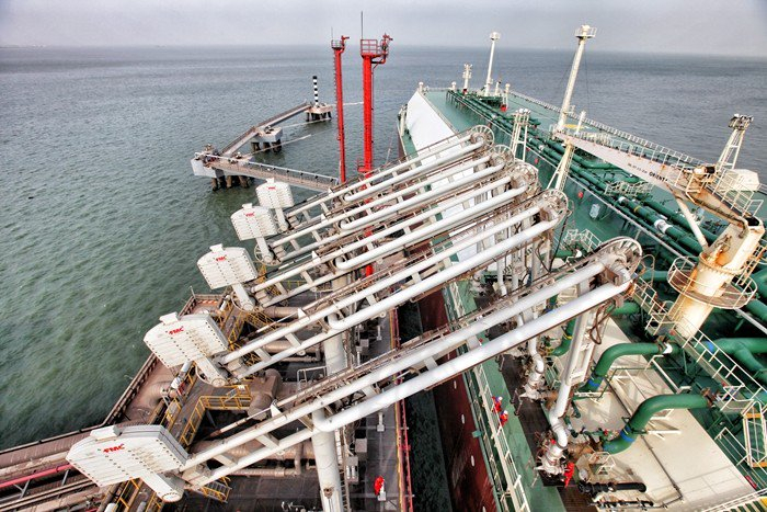 昆仑能源接卸海外LNG资源，奉献绿色能源。