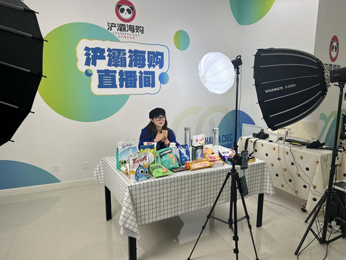 浐灞跨境电商产业园直播间内,主播在直播带货