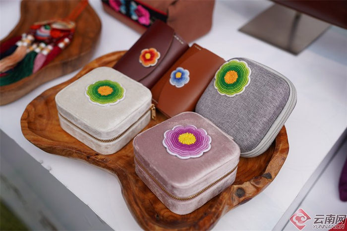 近几年，越来越多的彝绣文创产品被创造出来，将彝绣的元素带入到现实生活中来，受到了人们的青睐。赵家琦 摄