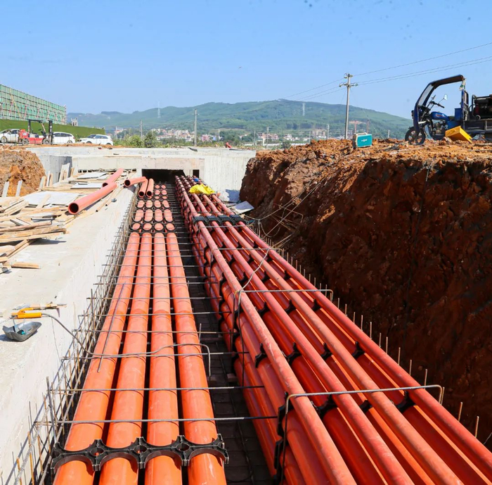 连接韶关集群省际南北走向、东西走向高速光缆工程建设现场。