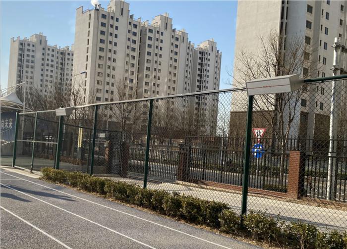 北京学校橡胶跑道操场围栏安装案例实景照片