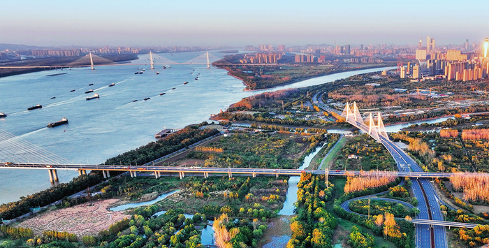 长江江畔的三桥湿地公园、南京城市景色（2023 年 11 月 6 日摄） 季春鹏摄 / 本刊