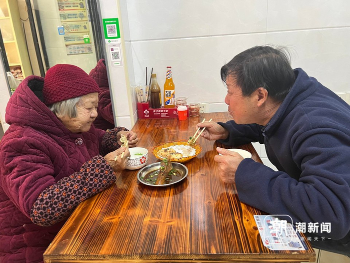 彭双耀带着母亲吃烤饼。 图源：潮新闻